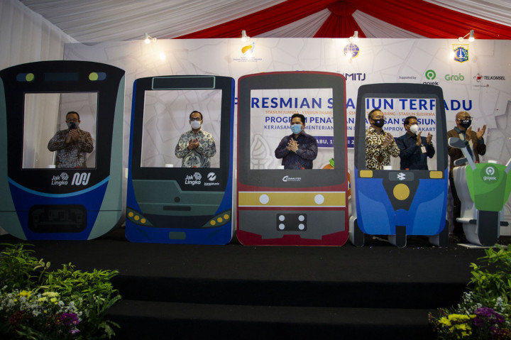 Menteri BUMN Erick Thohir (ketiga kiri) didampingi (dari kiri) Gubernur DKI Jakarta Anies Baswedan, Menteri Perhubungan Budi Karya Sumadi, Wakil Menteri BUMN Kartika Wirjoatmodjo, Direktur Utama PT Kereta Api Indonesia (Persero) Didiek Hartantyo dan Direktur Utama PT MRT Jakarta William P Sabandar saat Peresmian Stasiun Terpadu di Stasiun Tanah Abang, Jakarta.