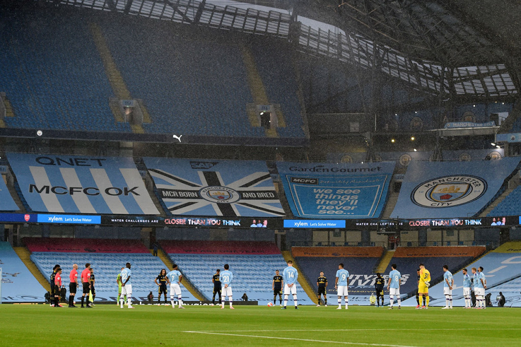 Laga antara Manchester City melawan Arsenal yang digelar tanpa penonton karena covid-19 di Stadion Etihad, Kamis, 18 Juni 2020 dini hari WIB diawali dengan mengheningkan cipta untuk para korban korona dan berlutut sebagai sikap antirasisme. Pemain kedua kesebelasan juga memakai jersey bertuliskan 'Black Lives Matter'.