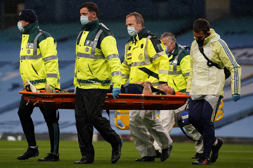 Tiga bulan beristirahat karena pandemi, Man City tak tampak mengendur dan langsung menggebrak sejak awal laga. Petaka bagi Arsenal datang saat laga baru berjalan delapan menit setelah Granit Xhaka terpaksa ditarik keluar lapangan karena cedera. Dani Ceballos masuk menggantikan asal Swiss tersebut.