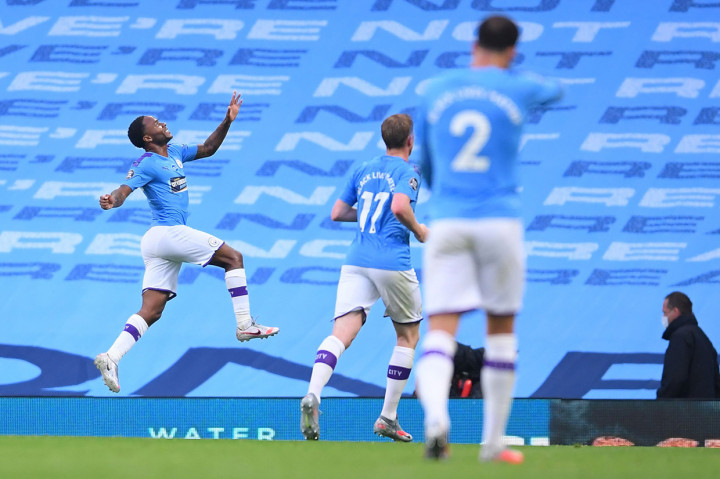 Di pengujung babak pertama, blunder Luiz yang gagal memotong umpan lemah kiriman De Bruyne dimanfaatkan oleh Raheem Sterling untuk memperdaya Leno demi membuka keunggulan Man City.