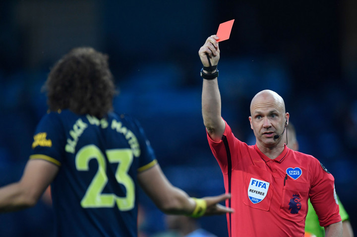 Empat menit memasuki babak kedua, Luiz menjatuhkan Mahrez di dalam kotak terlarang yang berbuah kartu merah untuknya.