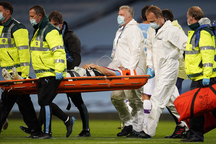 Tim besutan Pep Guardiola juga dipaksa bermain dengan 10 orang semenit jelang bubaran. Eric Garcia ditarik keluar lapangan karena cedera setelah berbenturan dengan rekannya sendiri Ederson. Namun karena Guardiola sudah menggunakan lima jatah pergantian pemain, The Citizens terpaksa menyelesaikan laga dengan 10 pemain.