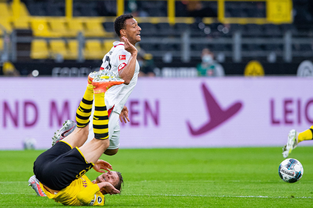 Dortmund memegang kendali permainan sejak awal laga, namun mereka kesulitan menembus barisan pertahanan Mainz. Sepakan Axel Witsel masih dapat diblok, sedangkan peluang milik Raphael Guerreiro juga gagal berbuah gol.