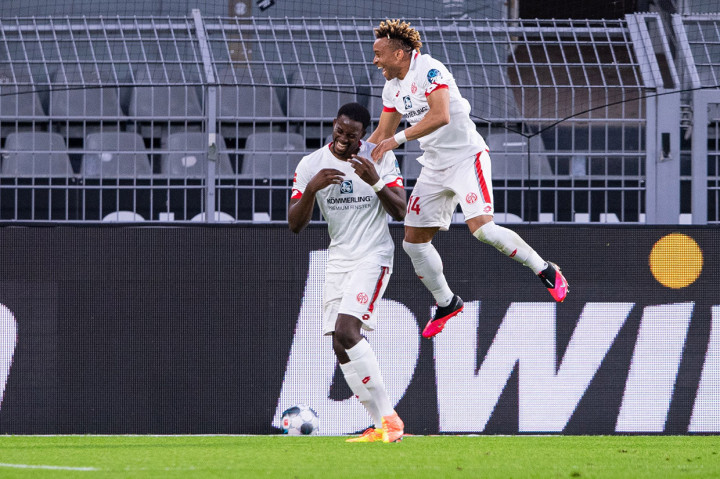 Situasi bertambah buruk bagi Dortmund pada awal babak kedua ketika Mainz mendapat hadiah penalti setelah Lukasz Piszczek menjatuhkan Danny Latva di kotak terlarang. Jean-Philippe Mateta yang menjadi algojo tidak menyia-nyiakan peluang untuk menggandakan keunggulan Mainz.