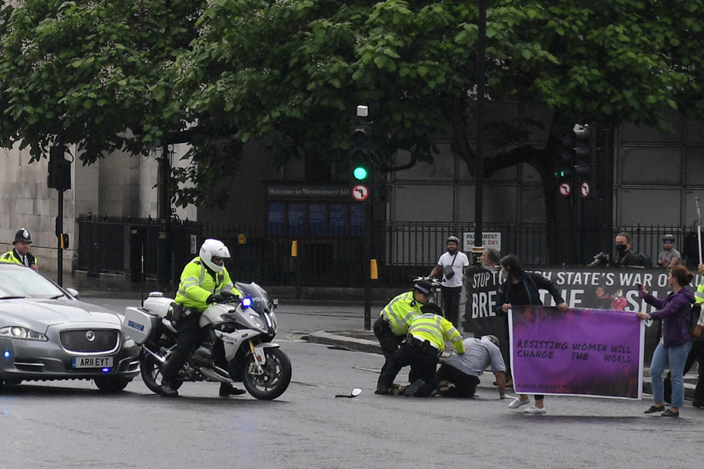 Tabrakan terjadi setelah iring-iringan kendaraan menghindari seorang pengunjuk rasa yang tiba-tiba berlari ke jalan dan mencoba menghadang mobil Johnson. Johnson baru saja melakuan pertemuan dengan anggota parlemen dan akan menuju kantor PM di Downing Street.