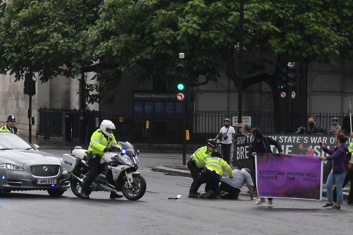 Tabrakan terjadi setelah iring-iringan kendaraan menghindari seorang pengunjuk rasa yang tiba-tiba berlari ke jalan dan mencoba menghadang mobil Johnson. Johnson baru saja melakuan pertemuan dengan anggota parlemen dan akan menuju kantor PM di Downing Street.