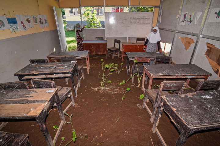 Sebanyak enam ruang kelas yang rusak akibat terdampak banjir yang terjadi pada awal Maret 2020 tersebut hingga saat ini belum diperbaiki oleh pemerintah daerah setempat.