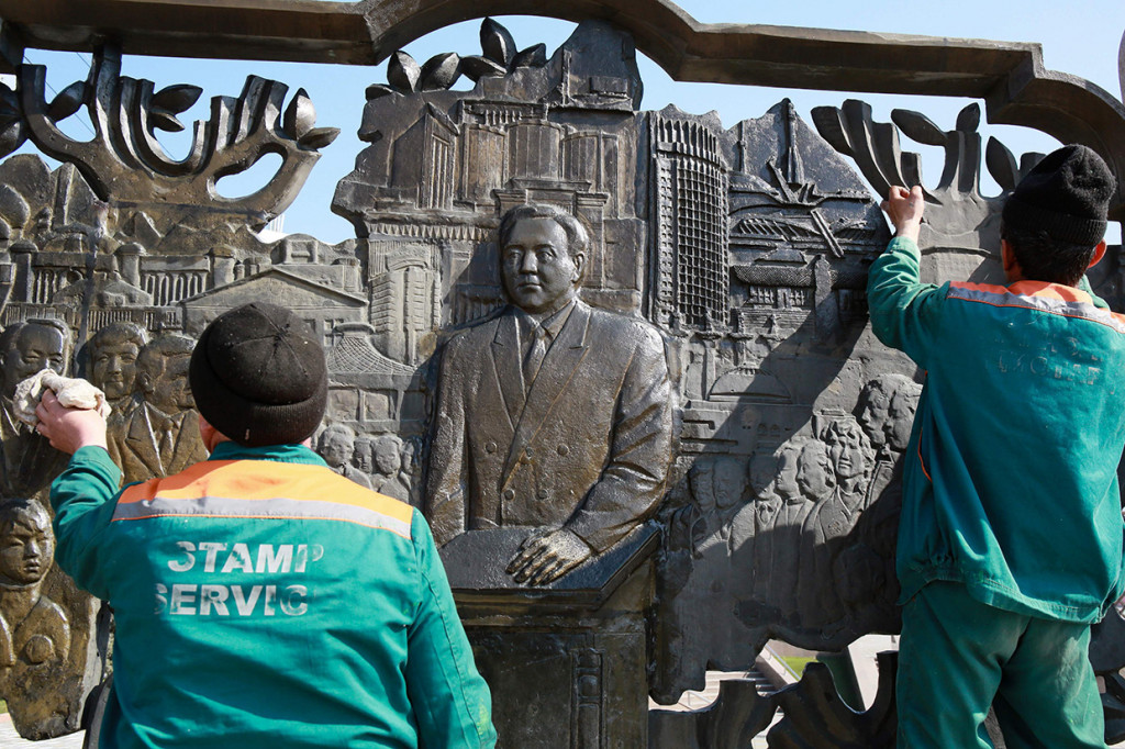 Ia juga menjabat sebagai Ketua Dewan Menteri RSS Kazakhstan (1984-1989) dan Sekretaris Pertama Partai Komunis Kazakhstan (1989-1991).