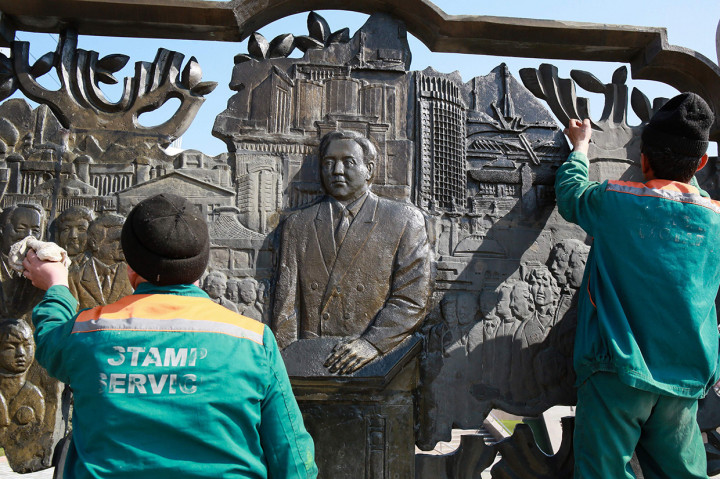 Ia juga menjabat sebagai Ketua Dewan Menteri RSS Kazakhstan (1984-1989) dan Sekretaris Pertama Partai Komunis Kazakhstan (1989-1991).