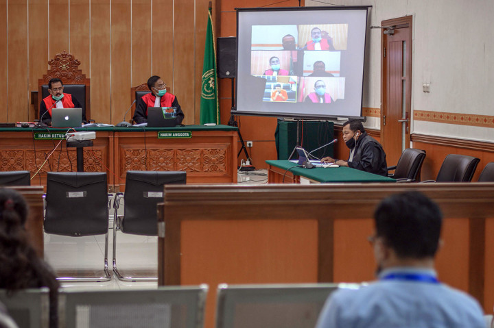 Terdakwa penusuk mantan Menteri Koordinator Bidang Politik, Hukum dan Keamanan (Menko Polhukam) Wiranto, Syahrial Alamsyah alias Abu Rara menjalani sidang pledoi atau pembelaan secara virtual di Pengadilan Negeri Jakarta Barat, Kamis, 18 Juni 2020.