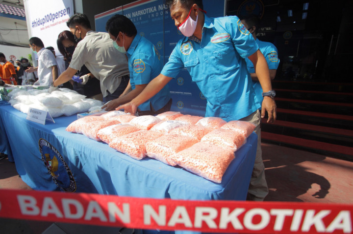 BNN berhasil menangkap delapan orang pelaku dan mengungkap penyelundupan narkotika jenis sabu seberat 118,9 Kg dan ekstasi sebanyak 80.960 butir pada tiga lokasi di Cikarang, Rokan Hilir dan Dumai.