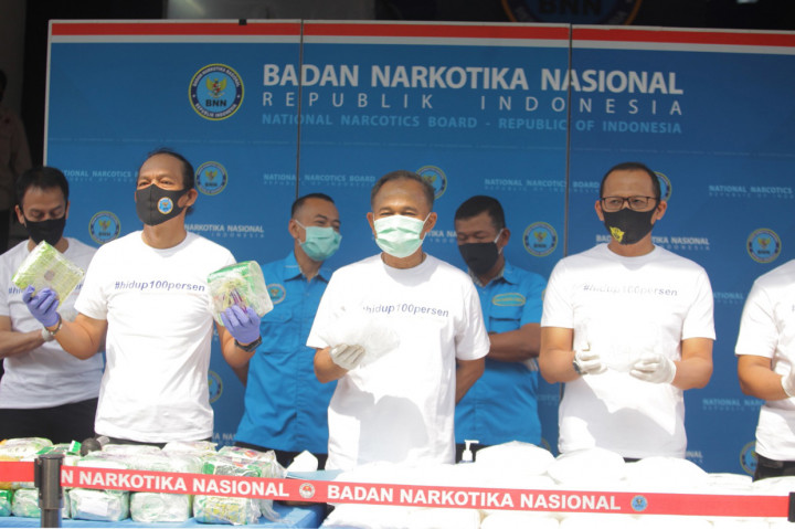 Kepala Badan Narkotika Nasional (BNN) Pusat Komjen Pol Heru Winarko (tengah) bersama Deputi Pemberantasan Irjen Pol Arman Depari (kiri) dan jajarannya melakukan rilis kasus penyelundupan narkotika jenis sabu dan ekstasi di Gedung BNN, Cawang, Jakarta.