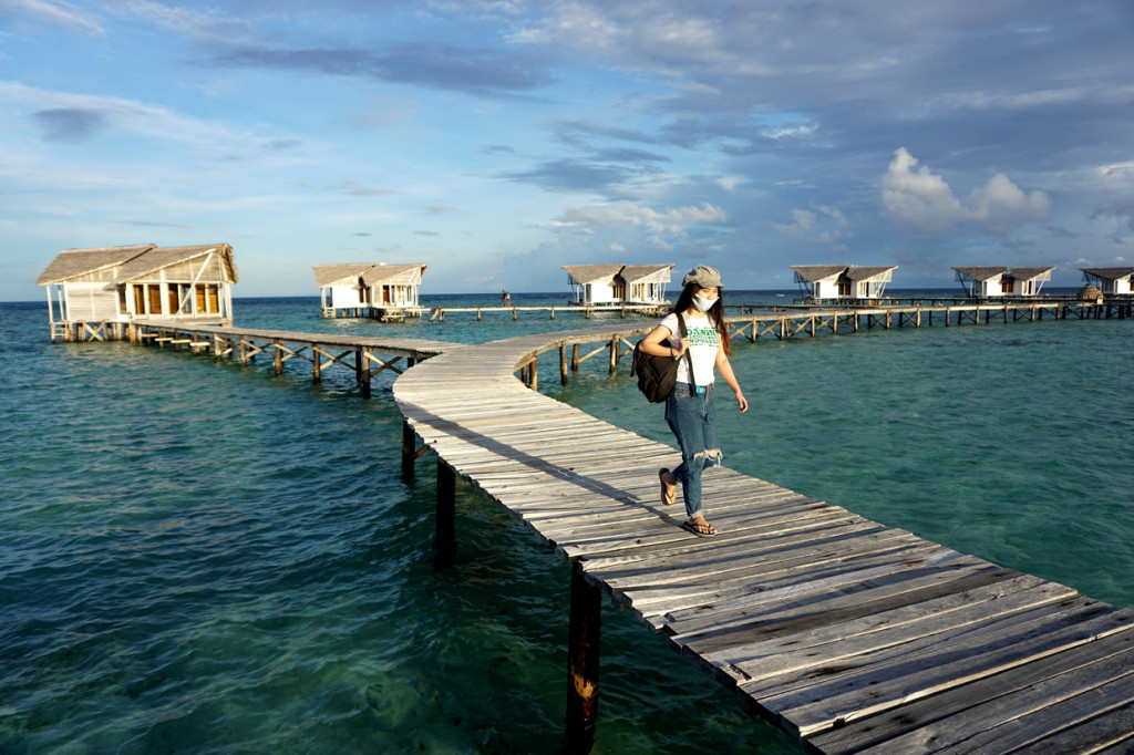 Seorang pengunjung tiba di Pulo Cinta Eco Resort di Kabupaten Boalemo, Gorontalo.