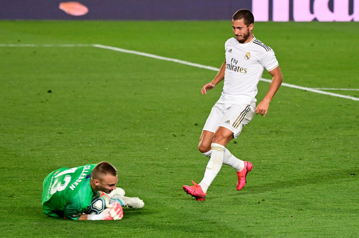 Kiper kedua tim sudah dipaksa menunjukkan kepiawaian masing-masing sejak awal laga. Pada menit ke-12 Jasper Cillessen mengamankan gawang Valencia dari tembakan jarak dekat Eden Hazard. Dua menit berselang giliran Thibaut Courtois mementahkan tembakan Rodrigo Moreno ke tiang gawang.