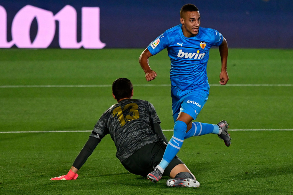 Para pemain Valencia sempat bersorak melakukan selebrasi ketika Rodrigo menyontek bola jarak dekat hasil kiriman Maxi Gomez pada menit ke-21, tetapi wasit menganulir gol itu setelah meninjau tayangan ulang VAR, karena Gomez dinyatakan terjebak offside saat menerima umpan dari Carlos Soler.