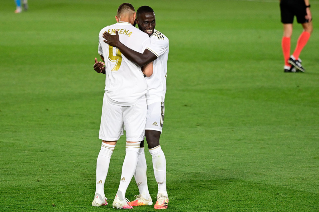 Dengan kemenangan tersebut Madrid kini mengoleksi 62 poin, tertinggal dua poin dari pemuncak Barcelona. Sedangkan Valencia (43) yang sejak dua hari lalu terdepak dari zona Eropa kini menempati urutan kedelapan, terpaut satu poin di bawah Villarreal (44), demikian catatan laman resmi Liga Spanyol.