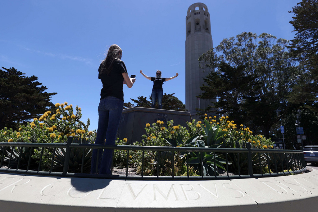 Para pekerja telah menurunkan patung perunggu penjelajah Italia Christopher Columbus dari Pioneer Park di kaki Coit Tower setelah patung itu beberapa kali menjadi sasaran vandalisme dan menyusul laporan bahwa para pemrotes memiliki rencana untuk merobohkannya dan akan membuangnya ke Teluk San Francisco.