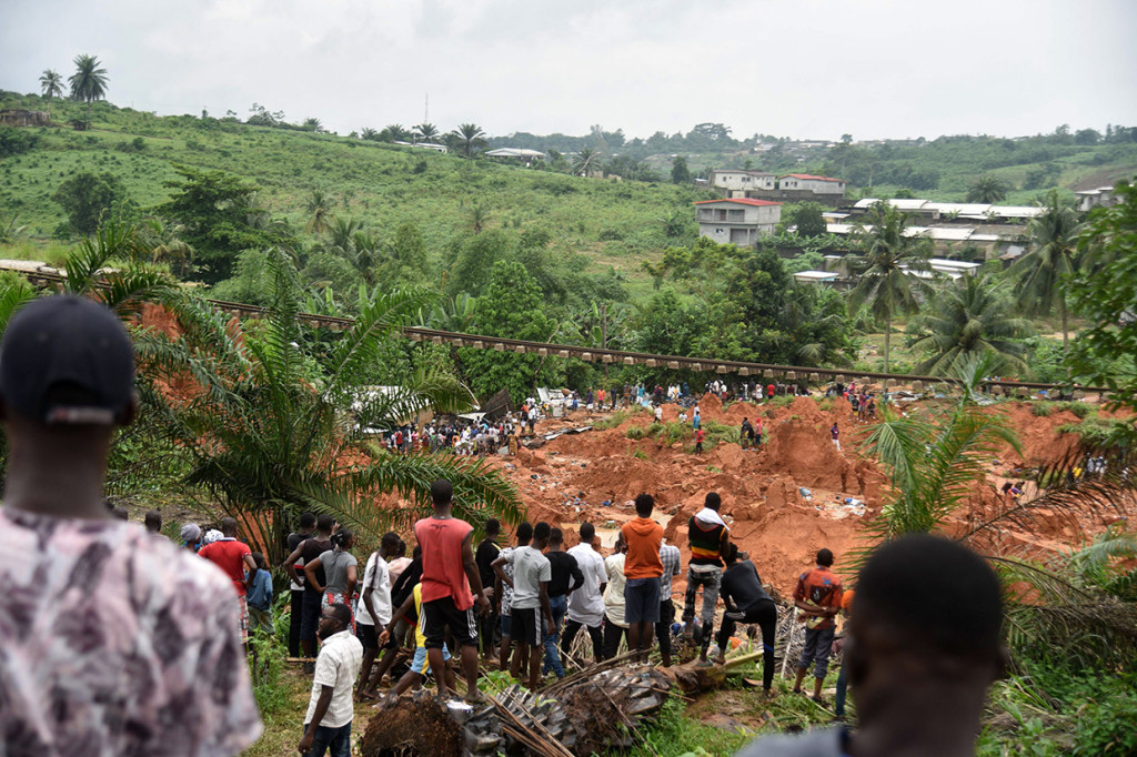 Tanah longsor yang disebabkan hujan deras meninggalkan pemandangan kehancuran, setelah beberapa rumah tertimbun dan menyisakan barang-barang yang berserakan seperti atap seng, bagian dinding, dan barang-barang rumah tangga lainnya.