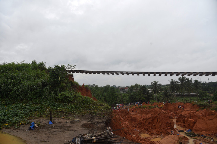 Jalur kereta api di jalur antara Abidjan dan Ouagadougou, ibu kota negara tetangga Burkina Faso, dialihkan setelah tanah di bawah rel KA longsor sedalam sekitar empat hingga lima meter. 