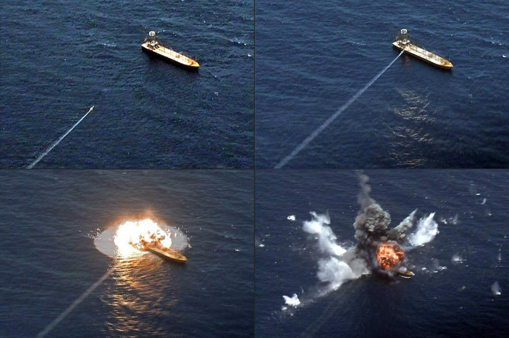 Situs web angkatan bersenjata menerbitkan foto-foto latihan di Teluk Oman yang memperlihatkan rudal ditembakkan dari kapal perang dan bagian belakang truk, dan sebuah kapal meledak di laut.