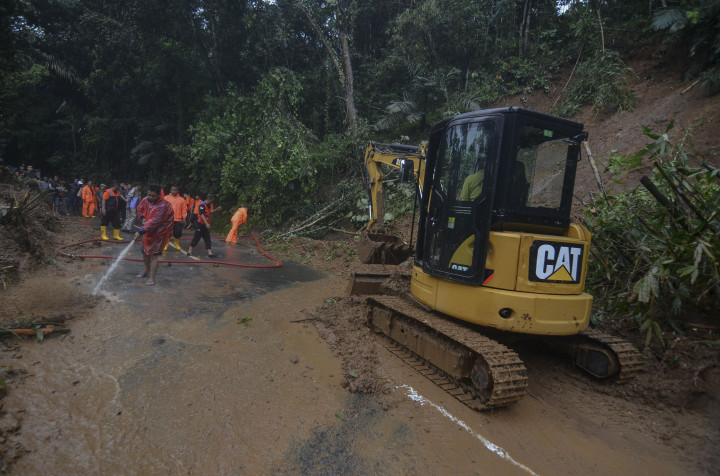 Petugas membersihkan material tanah longsor yang menimbun jalan utama di Parungkadongdong, Kecamatan Sukaraja, Kabupaten Tasikmalaya, Jawa Barat, Jumat, 19 Juni 2020. 