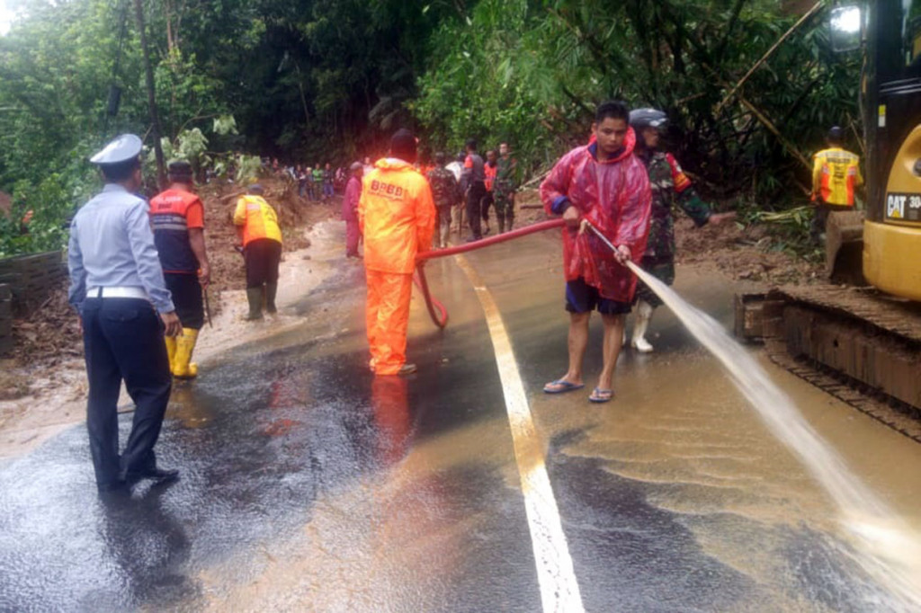 Hujan deras yang mengguyur wilayah Tasikmalaya, Jawa Barat menyebabkan longsor yang menimbun ruas jalan Tasikmalaya-Karangunggal, tepatnya di Kampung Parungkadongdong, Desa Sukajaya, Kecamatan Sukaraja, Kabupaten Tasikmalaya. 