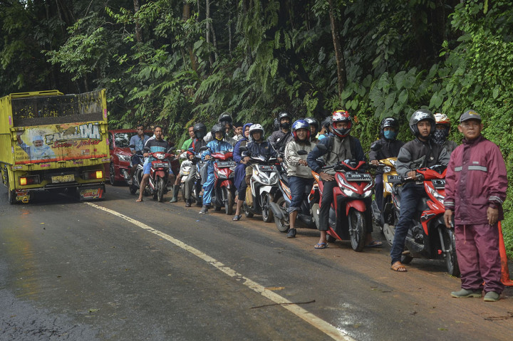 Pelaksana Badan Penanggulangan Bencana Daerah Kabupaten Tasikmalaya, Nuraedin, mengatakan, hujan deras yang terjadi sejak Kamis, 18 Juni 2020 sore hingga Jumat, 19 Juni 2020 pagi menyebabkan tebing setinggi 75 meter longsor dan menutup jalan.