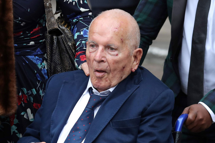 Kabar duka datang dari dunia hiburan. Aktor Inggris yang terkenal karena perannya dalam film laris Hollywood 'Lord of the Rings' dan 'Alien', Ian Holm, meninggal dunia dalam usia 88 tahun, kata agennya, Jumat, 19 Juni 2020.