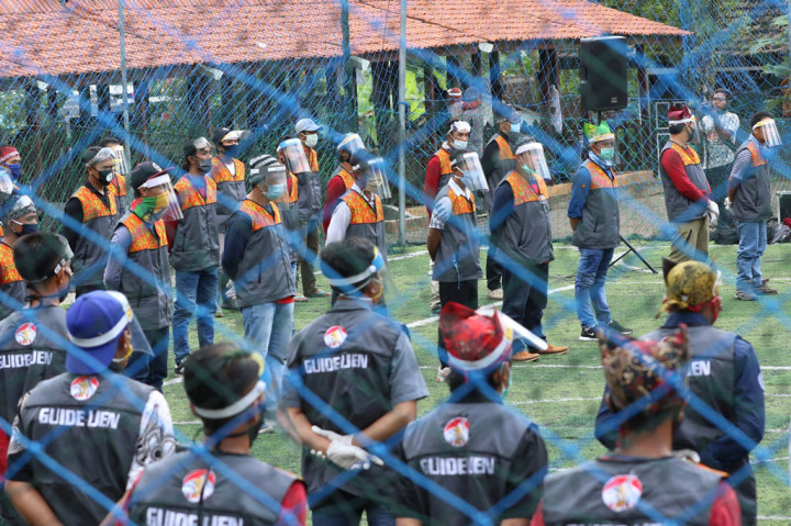 Sebanyak 91 pemandu wisata mengikuti acara penyerahan sertifikat guide Ijen di Kecamatan Licin, Banyuwangi, Jawa Timur, Jumat, 19 Juni 2020. 