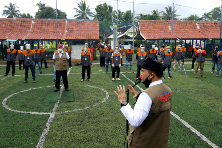 Di era normal baru, menurut Anas, pariwisata tidak lagi sekadar mengedepankan pelayanan yang prima, namun protokol kesehatan yang ketat akan menjadi daya tarik utama. Untuk itulah, kata dia, Banyuwangi melakukan standarisasi protokol kesehatan bagi pelaku wisata dan salah satunya kepada para pemandu wisata yang beroperasi di Gunung Ijen.