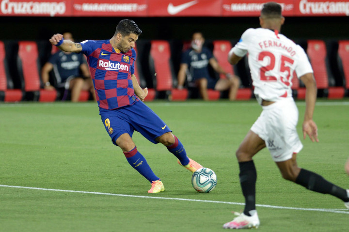 Blaugrana sudah mengancam sejak empat menit setelah sepak mula, tapi tembakan Luis Suarez masih mudah dijinakkan kiper Tomas Vaclik.