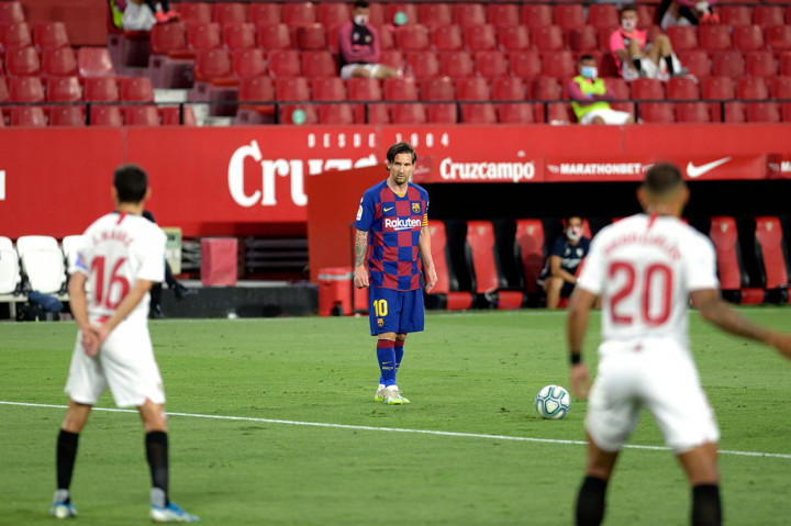 Lionel Messi lantas memperoleh dua peluang beruntun lewat eksekusi tendangan bebas, tetapi satu tembakannya bisa disapu oleh Jules Kounde di garis gawang dan yang lainnya mudah diamankan Vaclik. Babak pertama berakhir imbang tanpa gol.