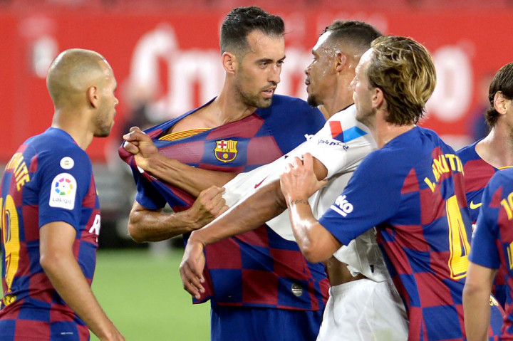 Laga seru kedua kesebelasan tersebut sempat beberapa kali diwarnai keributan antarpemain. Gelandang Barca Sergio Busquets sempat berkonfrontasi dengan gelandang Sevilla Fernando.