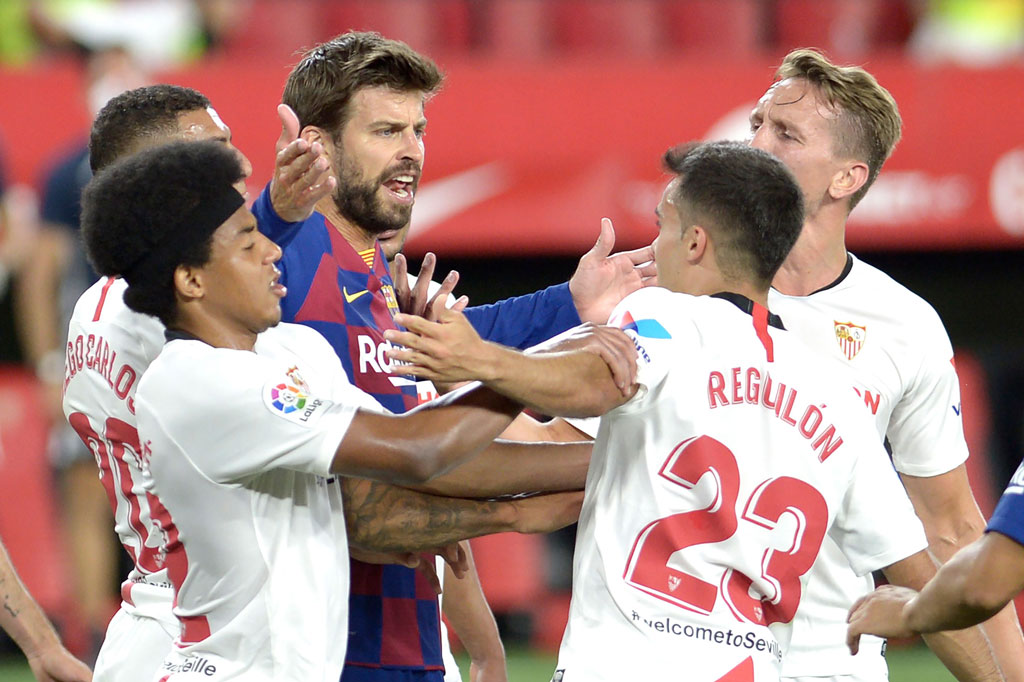 Sementara pemain belakang Gerard Pique juga sempat bersitegang dengan pemain bertahan Sevilla Sergio Reguilon. Keributan dapat dilerai dan laga kembali dilanjutkan.