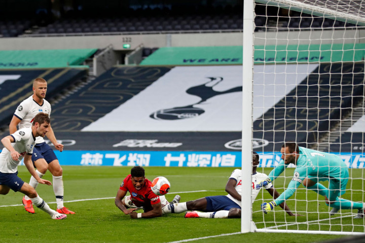 Tetapi, justru MU yang lebih dulu memperoleh peluang ketika sapuan buruk Davinson Sanchez membuat bola jatuh di kaki Marcus Rashford yang berusaha membuka keunggulan tim tamu. Namun tembakannya masih diredam oleh kiper tuan rumah Hugo Lloris pada menit ke-22.