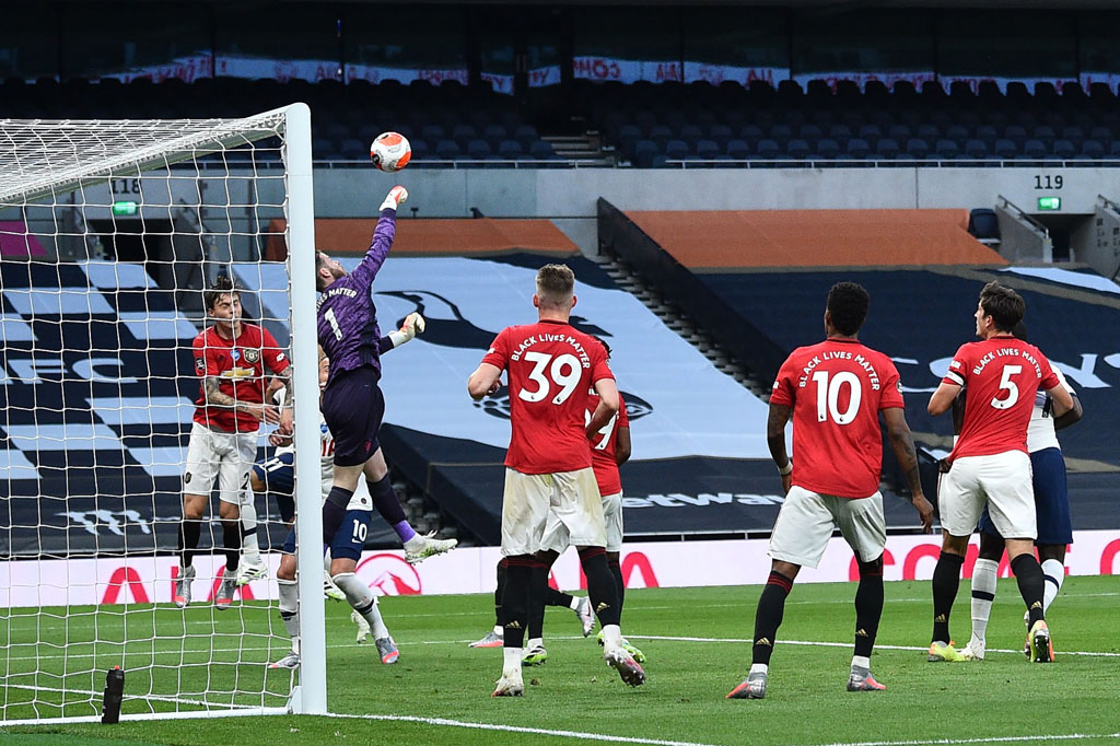 Tottenham hampir menggandakan keunggulan empat menit kemudian, saat Bergwijn melakukan tusukan dan mengirimkan umpan silang ke Son Heung-min yang berdiri bebas. Tapi sundulan pemain yang baru menyelesaikan wajib militer bersama Korea Selatan itu bisa ditepis De Gea. Skor 1-0 bertahan hingga jeda.