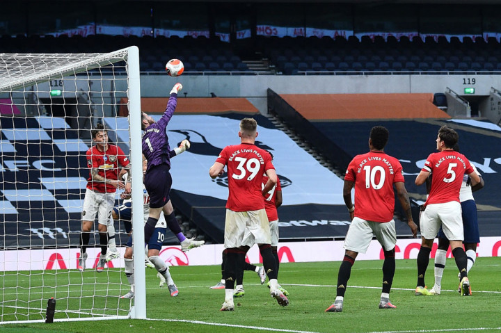 Tottenham hampir menggandakan keunggulan empat menit kemudian, saat Bergwijn melakukan tusukan dan mengirimkan umpan silang ke Son Heung-min yang berdiri bebas. Tapi sundulan pemain yang baru menyelesaikan wajib militer bersama Korea Selatan itu bisa ditepis De Gea. Skor 1-0 bertahan hingga jeda.