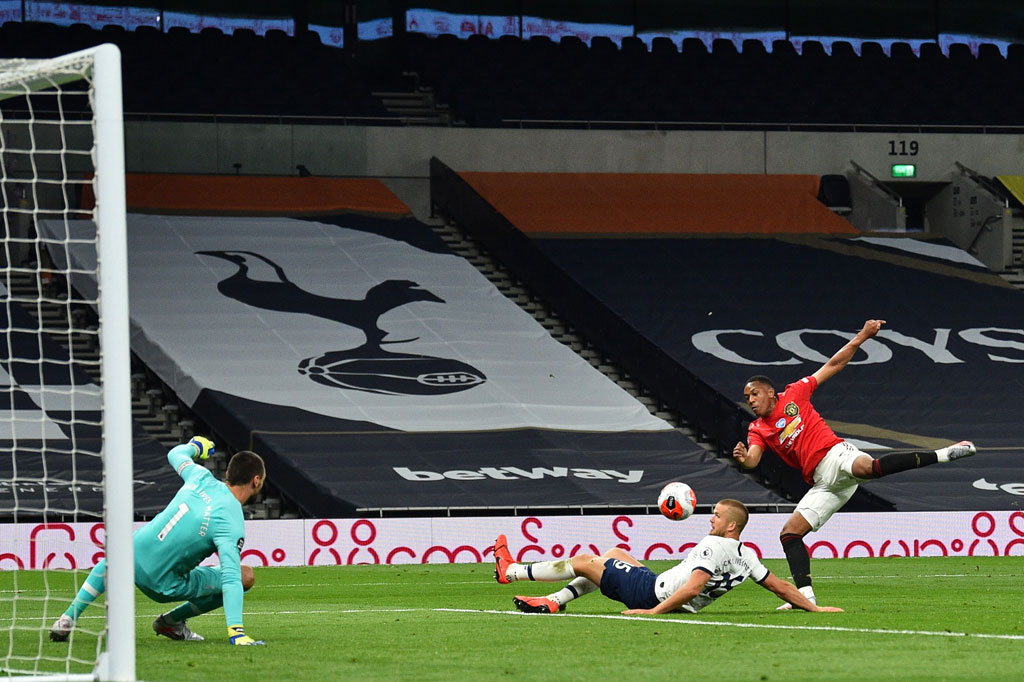 MU berusaha langsung menggebrak sejak awal babak kedua lewat aksi umpan satu dua sentuhan Fernandes dan Anthony Martial, sayang penyelesaian akhir masih melenceng di sisi gawang. MU terus menekan. Pada menit ke-66 Lloris melakukan penyelamatan gemilang untuk menggagalkan peluang Martial.