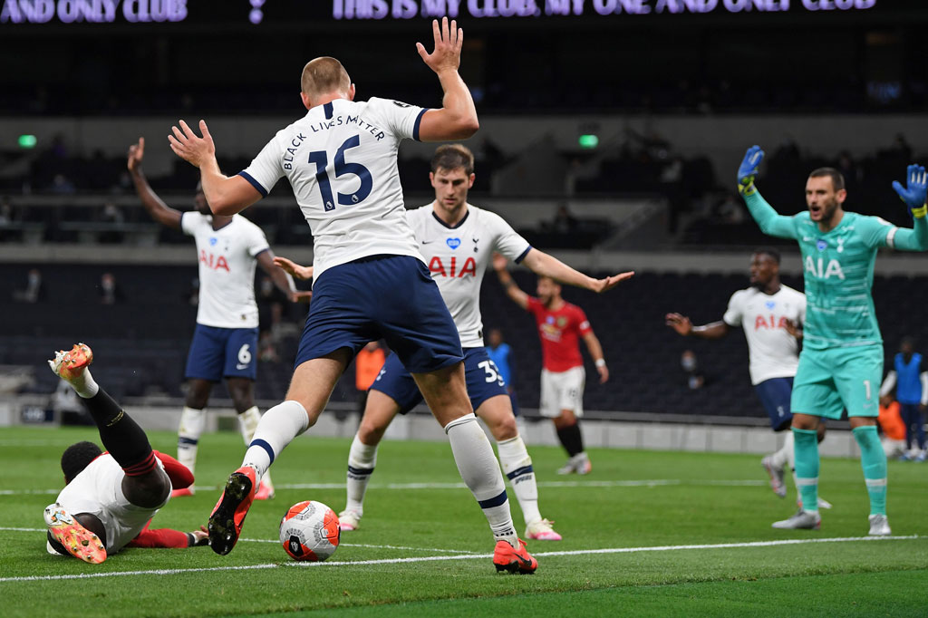 Petaka bagi tuan rumah terjadi pada menit ke-80 saat Paul Pogba, yang baru kembali dari cedera, dijatuhkan Eric Dier di dalam kotak penalti. Wasit Jonathan Moss langsung menunjuk titik putih.
