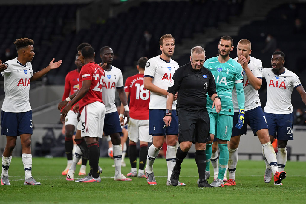 Pada pengujung waktu normal Moss kembali menunjuk titik putih menghadiahi penalti untuk MU setelah Fernandes jatuh usai berbenturan dengan Dier. Namun, selepas melakukan peninjauan VAR, Moss menganulir keputusannya. Skor imbang 1-1 bertahan hingga laga usai.