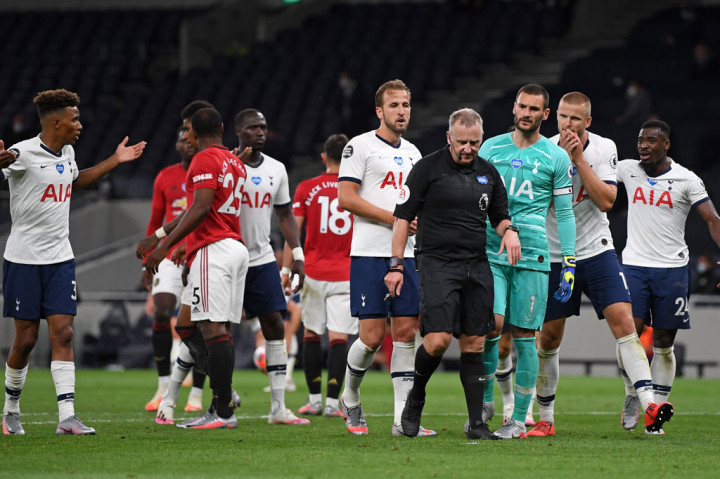 Pada pengujung waktu normal Moss kembali menunjuk titik putih menghadiahi penalti untuk MU setelah Fernandes jatuh usai berbenturan dengan Dier. Namun, selepas melakukan peninjauan VAR, Moss menganulir keputusannya. Skor imbang 1-1 bertahan hingga laga usai.