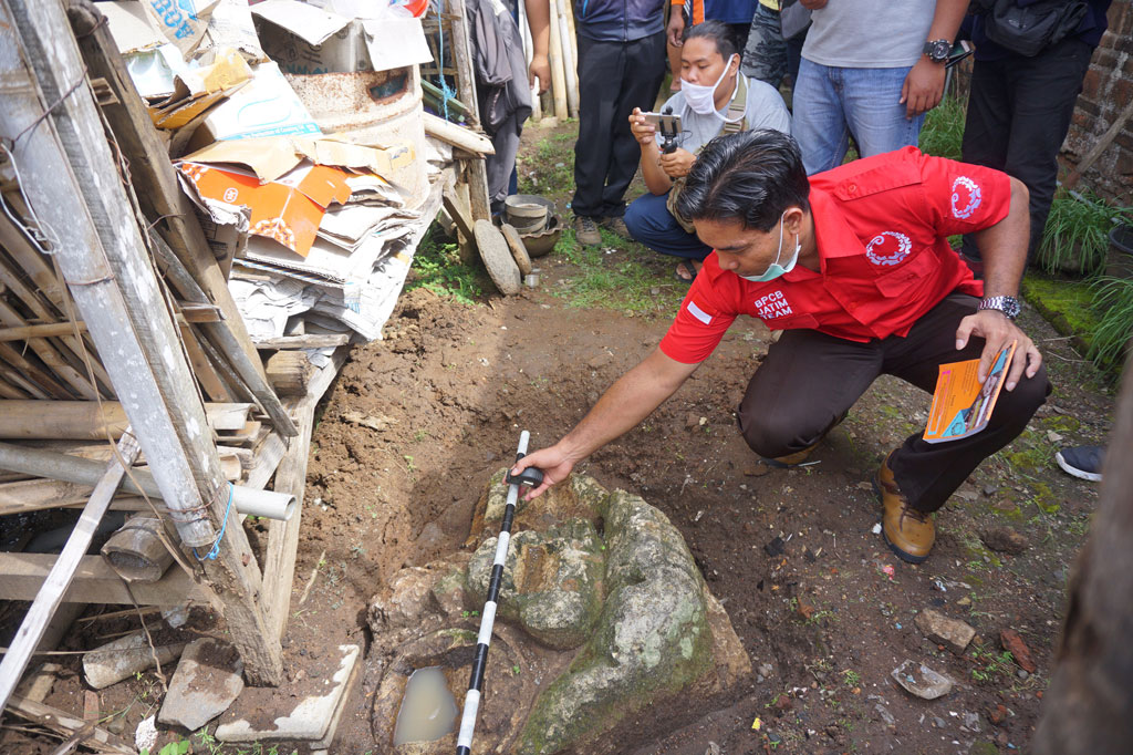 Fragmen batu berukir berbentuk kepala Bethara Kala pada batu putih/kapur berukuran 110 x 134 x 30 cm dan ukuran 85 x 110 x 26 cm itu diduga merupakan objek cagar budaya peninggalan zaman Kerajaan Singasari.