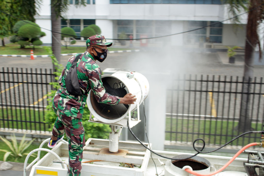 Pemerintah Kota Makassar mengerahkan sebanyak tiga ribu personel gabungan untuk melakukan penyemprotan cairan disinfektan secara massal di sejumlah area publik dalam rangka peningkatan upaya pencegahan penyebaran virus korona baru (covid-19) di daerah itu.