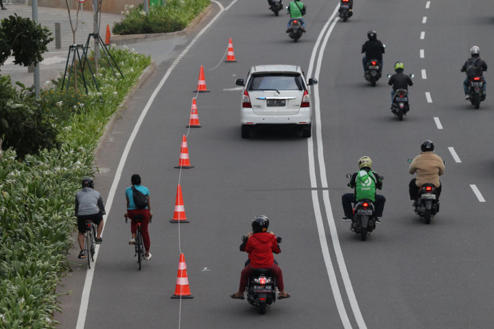 Pengendara sepeda menggunakan jalur khusus sepeda yang terdapat di Jalan Sudirman, Jakarta, Sabtu, 20 Juni 2020.