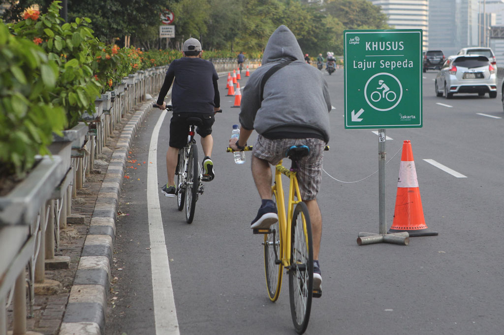 Meningkatnya jumlah pengguna sepeda sejak masa transisi PSBB, membuat Direktorat Lalu Lintas Polda Metro Jaya menerapkan denda tilang Rp100 ribu bagi pesepeda yang keluar dari jalurnya.