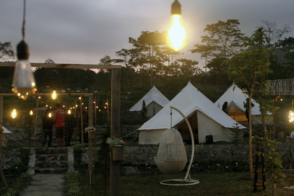 Wisata Glamping atau berkemah mewah di bawah lereng Gunung Merapi tersebut mulai dibuka kembali dengan melakukan pembatasan pengunjung dan penerapan standar protokol kesehatan ketat guna meminimalisir penularan covid-19.