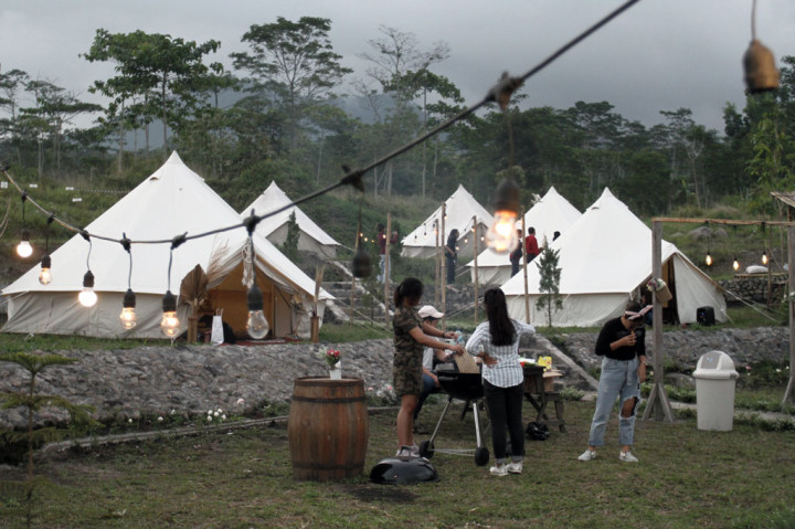 Pengunjung menikmati suasana sore di area 'Glamour Camping' (Glamping), Kepuharjo, Cangkringan, Sleman, DI Yogyakarta, Sabtu, 20 Juni 2020. 