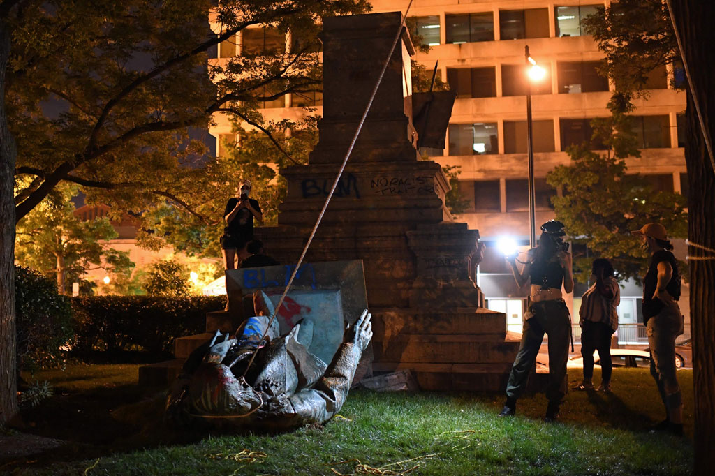 Sejumlah demonstran anti-rasisme merobohkan sebuah patung tokoh pimpinan Konfederasi yang terletak di Washington D.C. pada Jumat, 19 Juni 2020 malam waktu setempat. Peristiwa itu kemudian dikomentari oleh Presiden AS Donald Trump sebagai suatu hal yang memalukan.