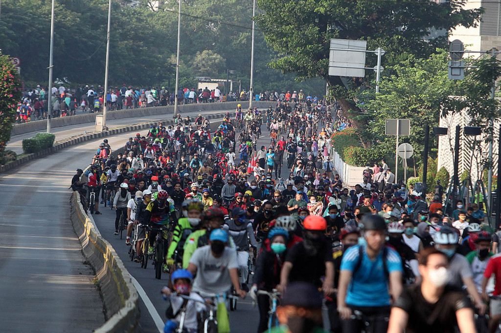 Beberapa masyarakat terlihat aktif berolahraga di kawasan CFD. Namun pesepeda terlihat mendominasi di antara para pengunjung.  ANTARA Foto/Galih Pradipta