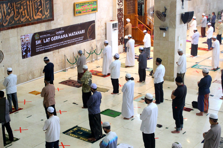Umat islam melaksanakan saalat gerhana matahari dengan menerapkan protokol kesehatan di Masjid Raya Sabilal Muhtadin, Banjarmasin, Kalimantan Selatan. ANTARA Foto/Bayu Pratama S
